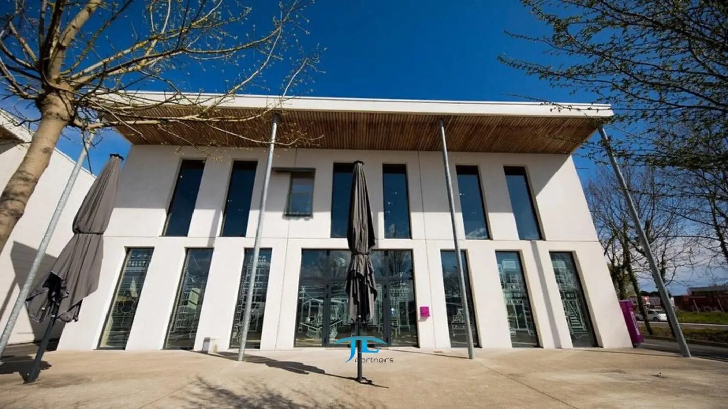 Commerce de détail dans Le Haillan à louer Photo du bâtiment- Image 1 de 4