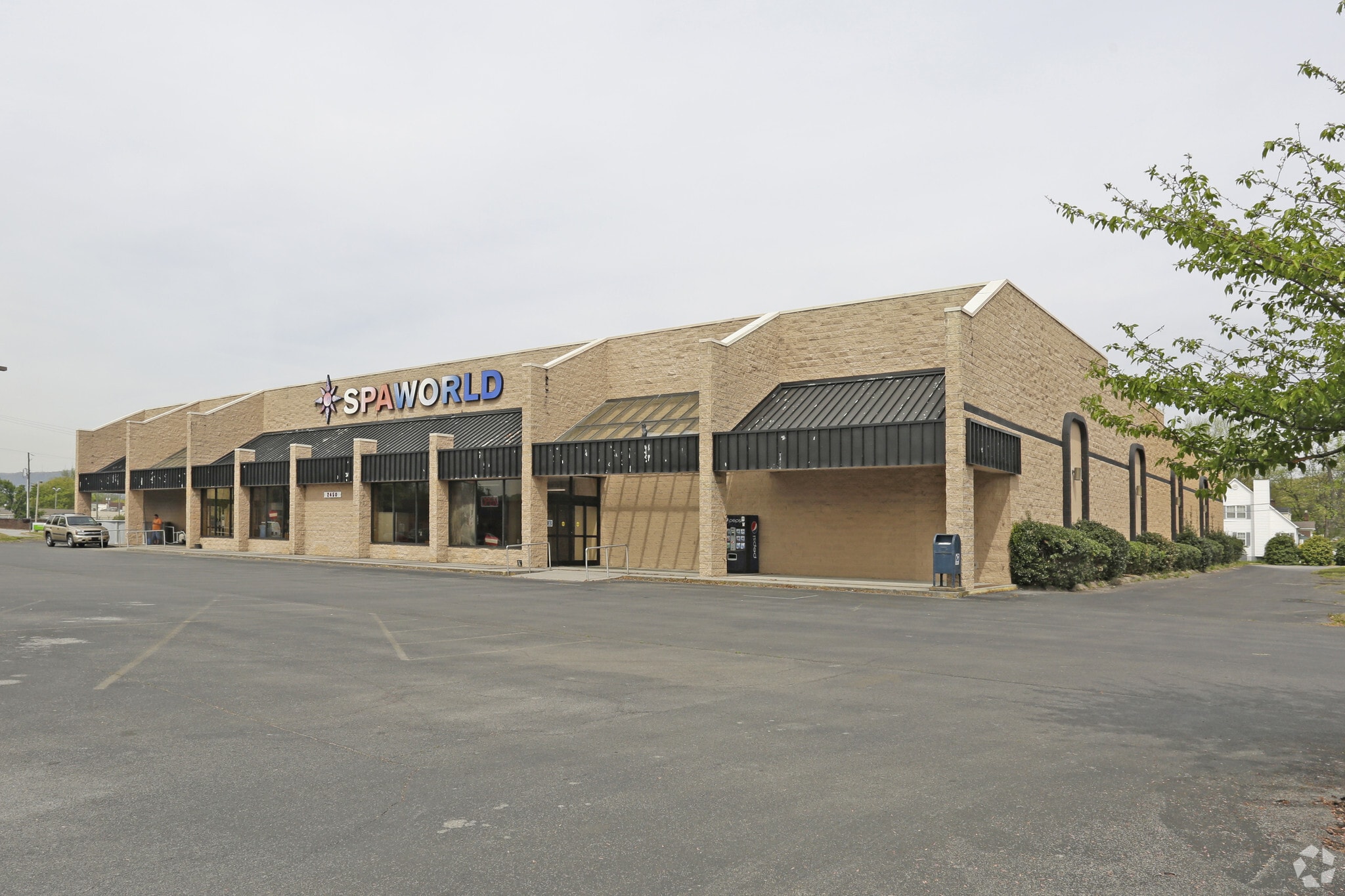 2450 Memorial Blvd, Kingsport, TN for lease Primary Photo- Image 1 of 6