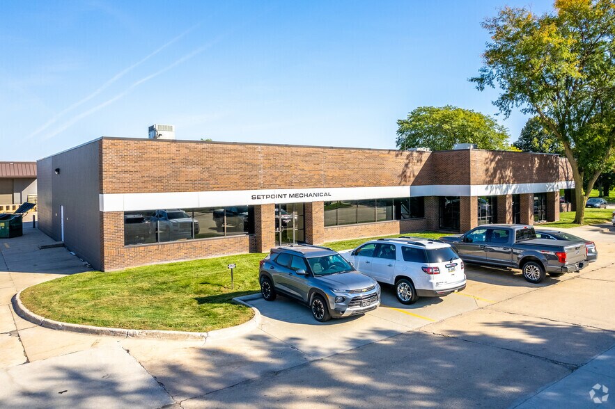 11201-11243 Aurora Ave, Urbandale, IA à louer - Photo du bâtiment - Image 3 de 6