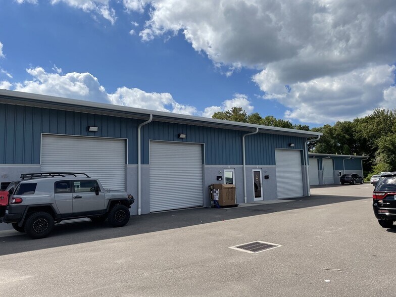 4402 W Crest Ave, Tampa, FL à louer - Photo du bâtiment - Image 3 de 9