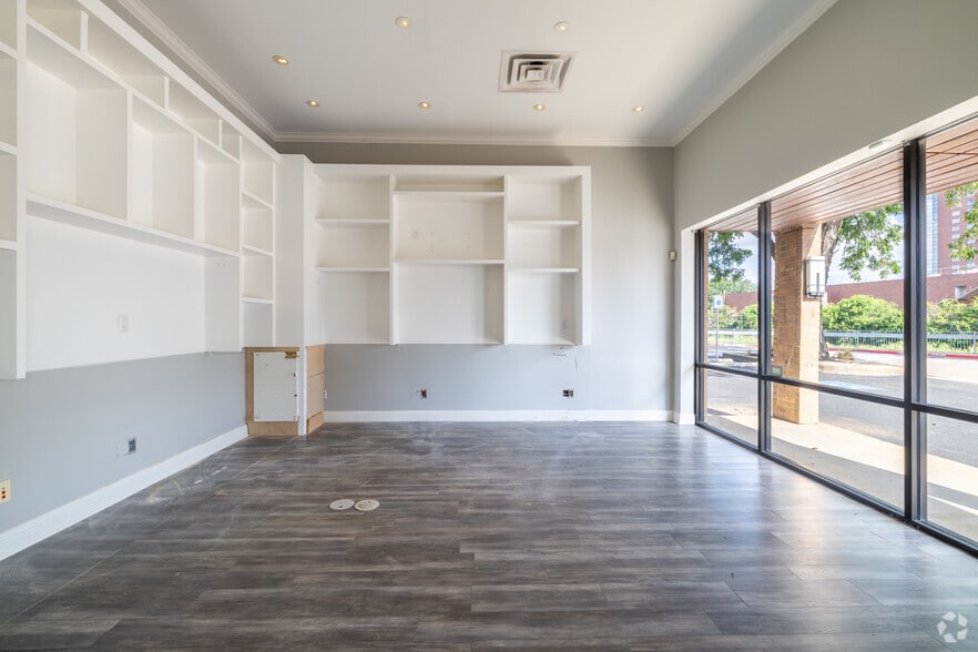 1350 Manufacturing St, Dallas, TX for lease - Interior Photo - Image 2 of 10