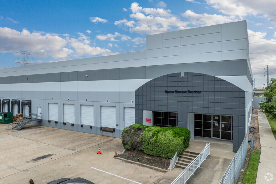 8648 Glenmont Dr, Houston, TX à louer - Photo du bâtiment - Image 3 de 7