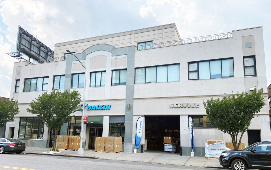 43-24 21st St, Long Island City, NY à louer - Photo du bâtiment - Image 2 de 10