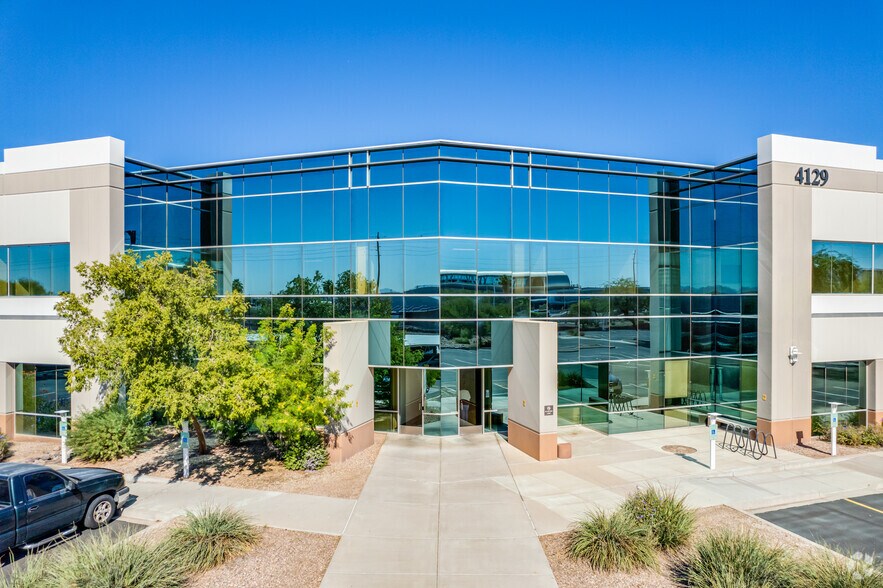 4129 E Van Buren St, Phoenix, AZ à louer - Photo du bâtiment - Image 2 de 4