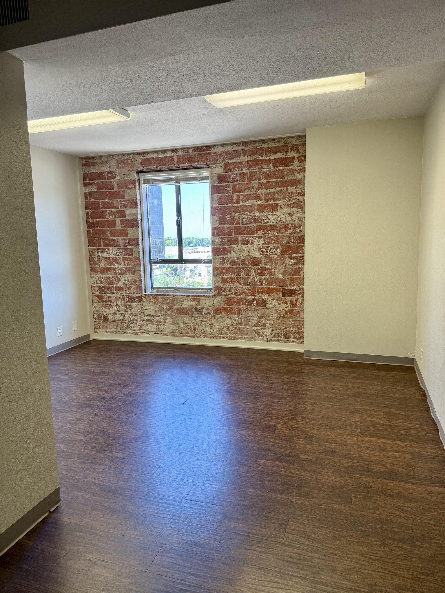 121 S Broadway Ave, Tyler, TX for lease Interior Photo- Image 1 of 5