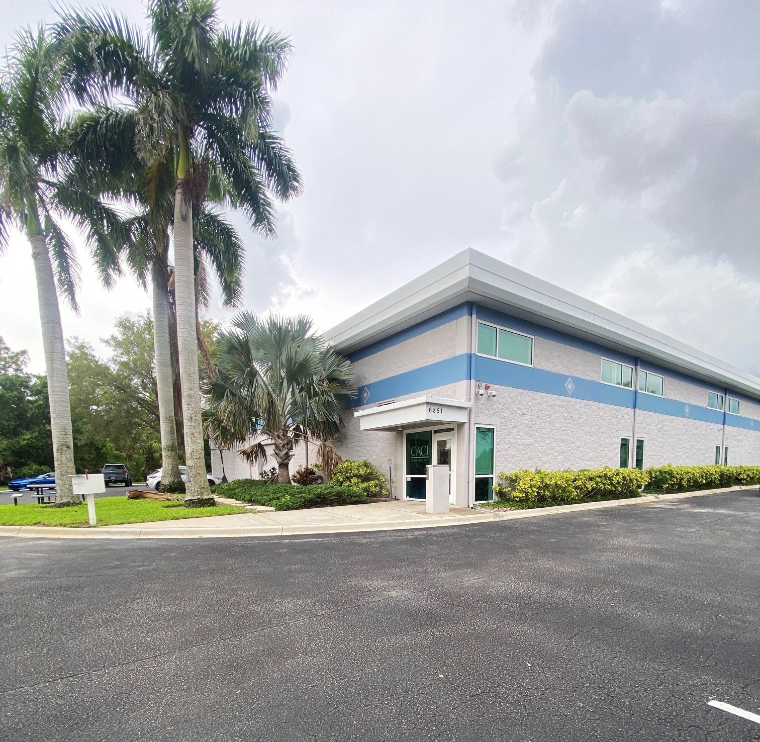 6851 Professional Pky W, Sarasota, FL for lease Primary Photo- Image 1 of 7