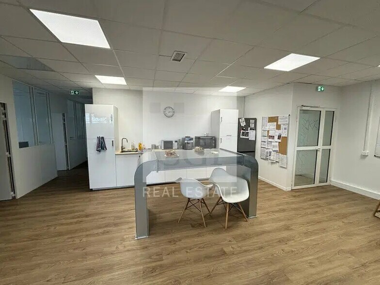 23 Rue Maryse Bastié, Bron for lease - Interior Photo - Image 3 of 12