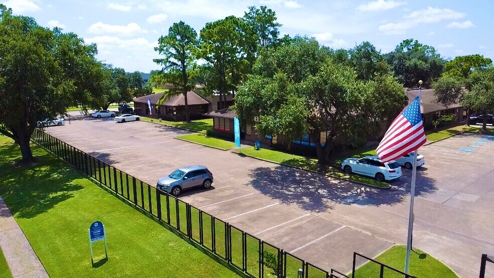 7135 W Tidwell Rd, Houston, TX à louer - Photo du bâtiment - Image 3 de 11