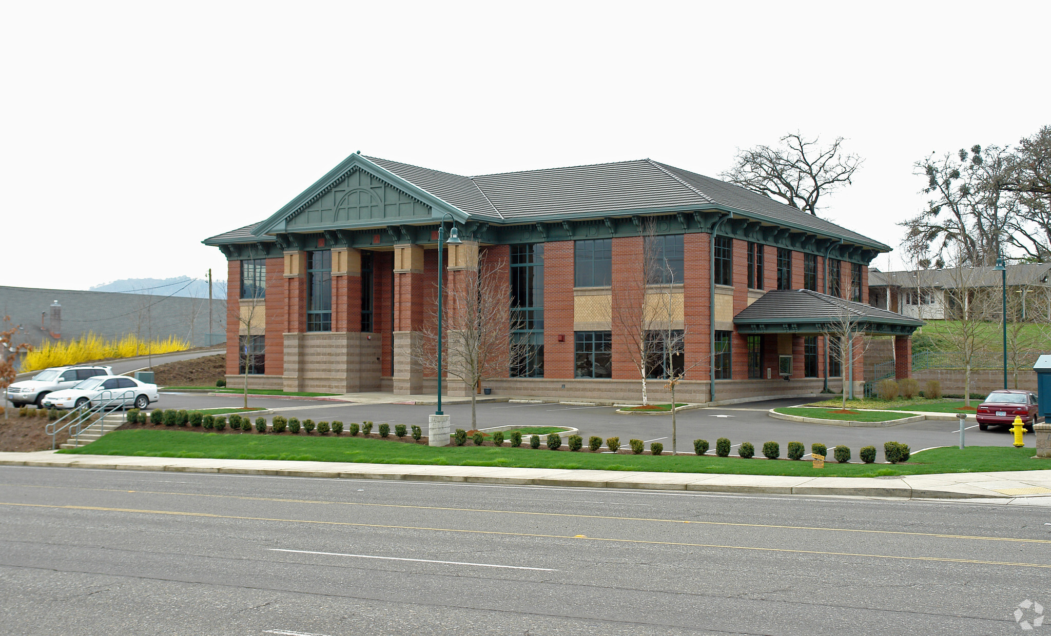 1495 NW Garden Valley Blvd, Roseburg, OR for lease Primary Photo- Image 1 of 9