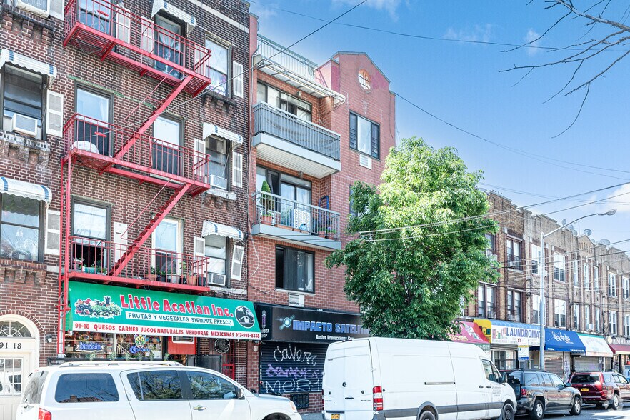 9116 43rd Ave, Elmhurst, NY à vendre - Photo du bâtiment - Image 2 de 5