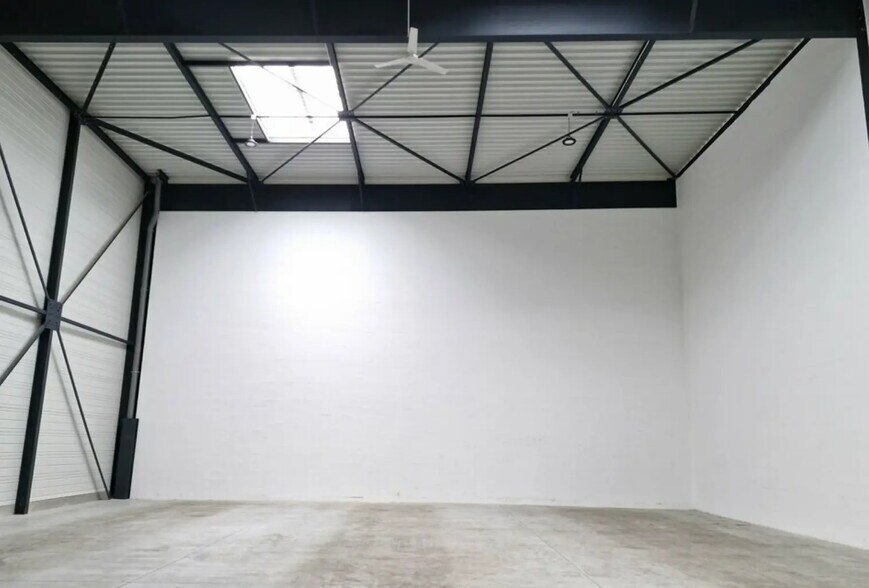 Flex in Chanteloup-en-Brie for lease - Interior Photo - Image 2 of 2