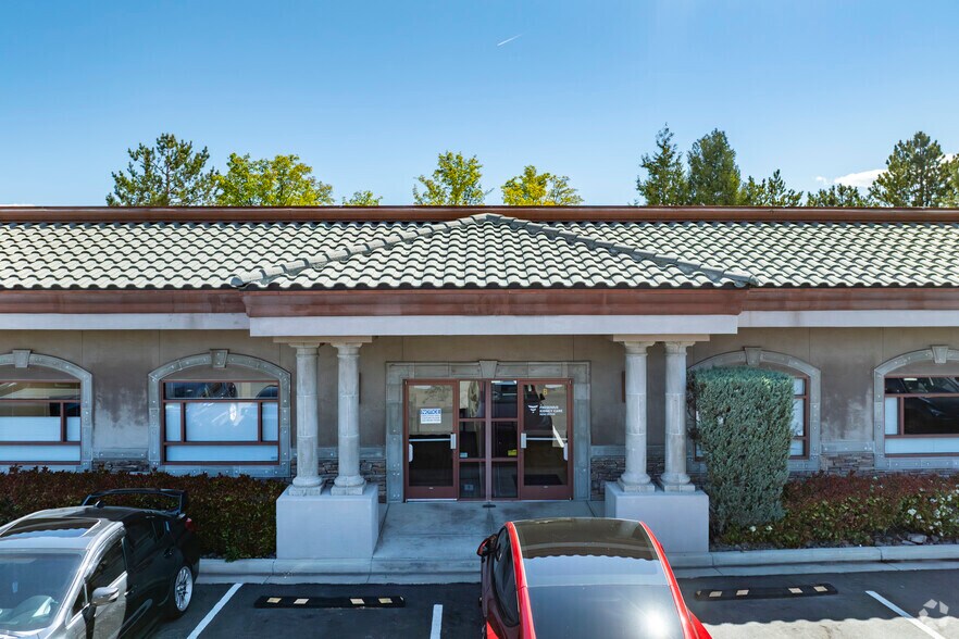 660 Sierra Rose Dr, Reno, NV à vendre - Photo du bâtiment - Image 2 de 3