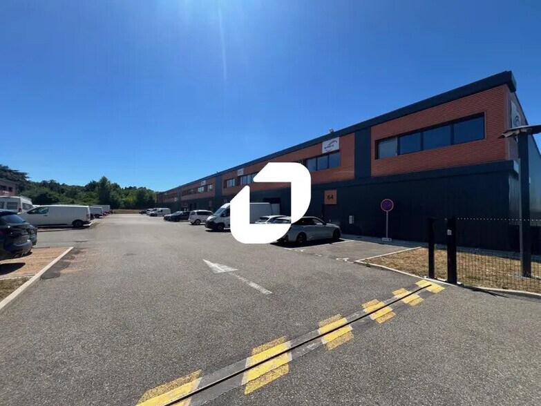 Local d'activités dans Vaulx-Milieu à vendre - Photo du bâtiment - Image 1 de 24