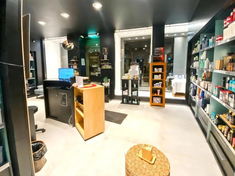 Retail in Paris for lease - Building Photo - Image 3 of 6