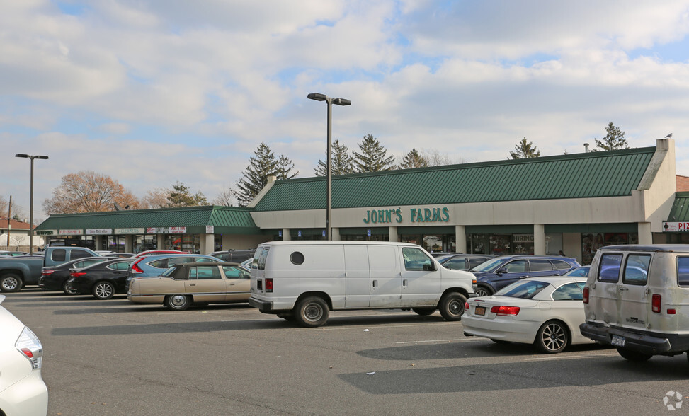 589-613 Old Country Rd, Plainview, NY for lease - Building Photo - Image 1 of 7