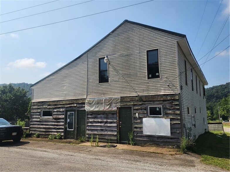 10 E 3rd Ave, Saltsburg, PA à vendre - Photo du bâtiment - Image 2 de 12