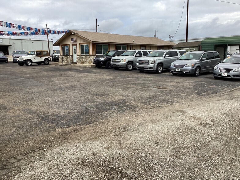 1950 S Ih 35, San Marcos, TX à louer - Photo du bâtiment - Image 3 de 5