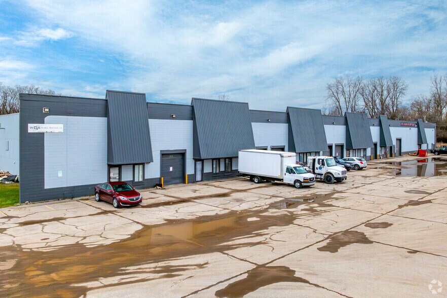 6434 S Dort Hwy, Grand Blanc, MI à louer - Photo du bâtiment - Image 1 de 6