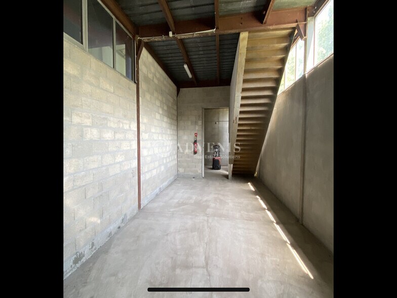 Industrial in Guyancourt for sale - Interior Photo - Image 2 of 7