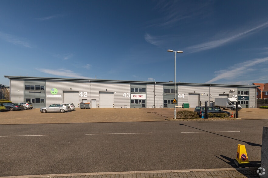 Armstrong Rd, London for lease - Building Photo - Image 3 of 11