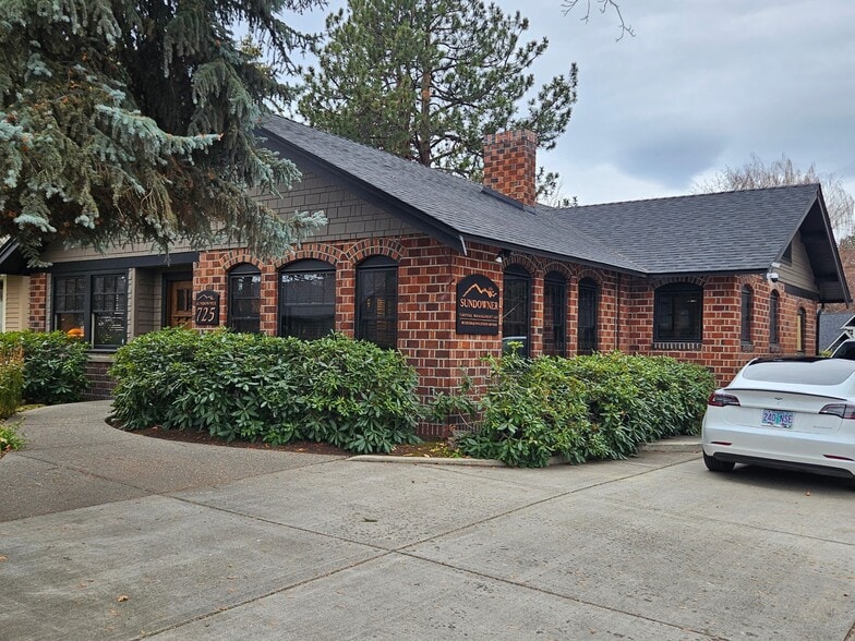 725 NW Broadway St, Bend, OR for lease - Primary Photo - Image 2 of 10