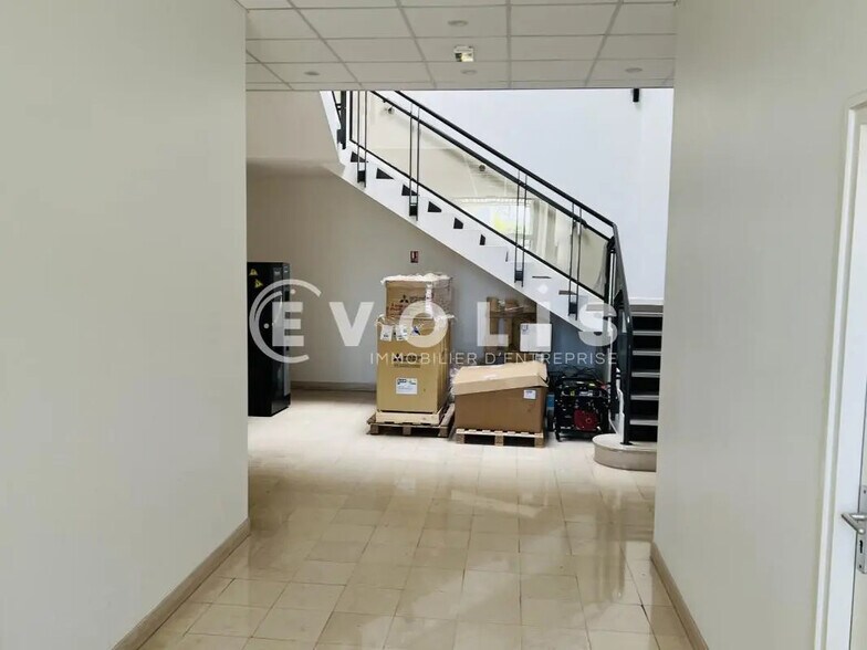 Office in Émerainville for lease - Interior Photo - Image 2 of 17