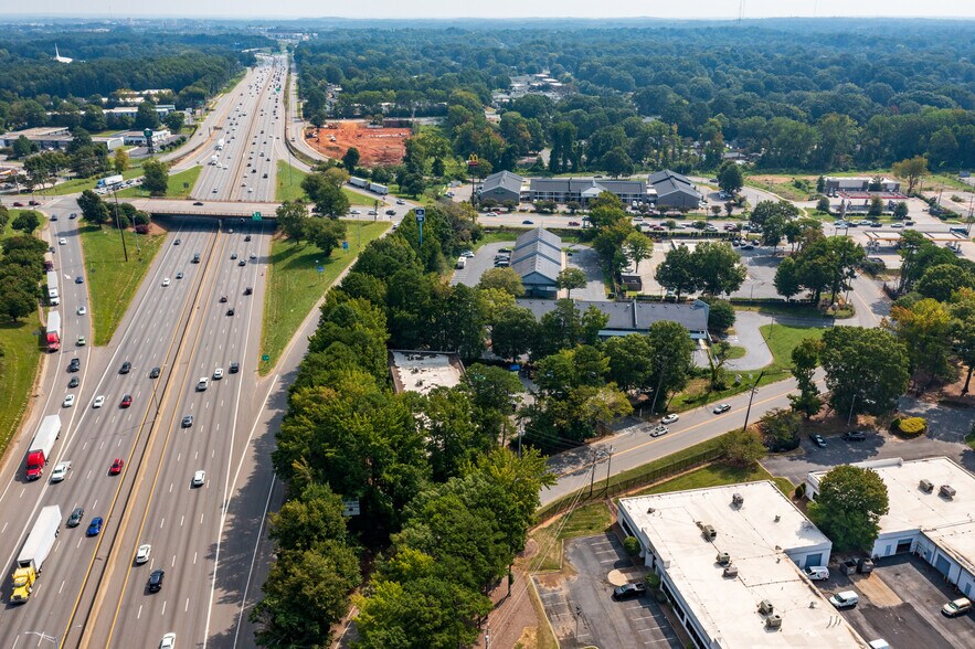 5105 Reagan Dr, Charlotte, NC à vendre - Photo du bâtiment - Image 3 de 13