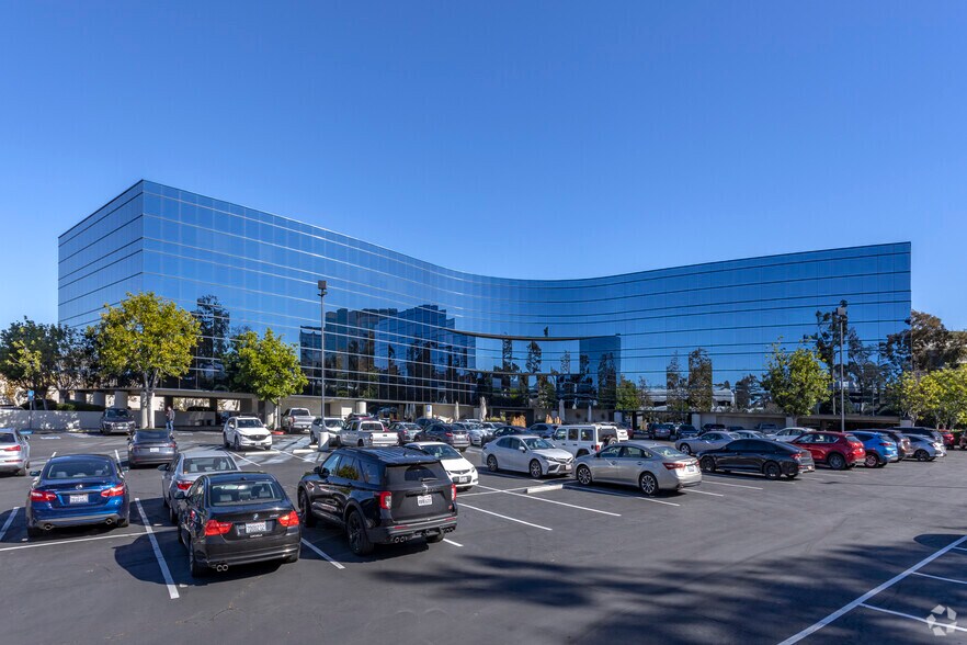 9665 Chesapeake Dr, San Diego, CA à louer - Photo du bâtiment - Image 3 de 15