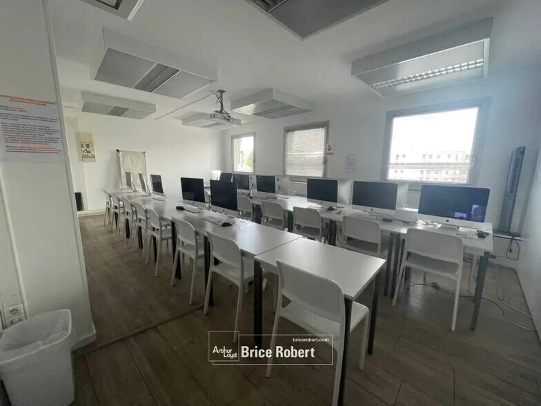 Office in Villeurbanne for lease - Interior Photo - Image 3 of 5