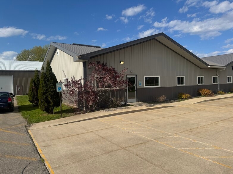 3978 State Road 21, Oshkosh, WI for lease - Primary Photo - Image 1 of 11