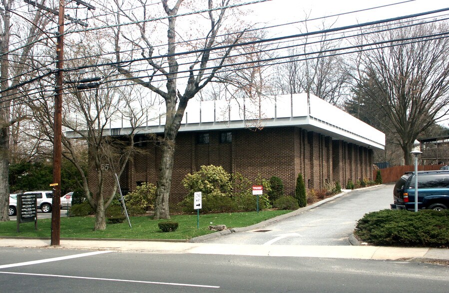555 Newfield Ave, Stamford, CT à vendre - Photo du bâtiment - Image 2 de 14