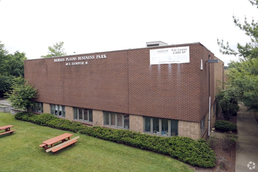 60 E Hanover Ave, Morris Plains, NJ à vendre - Photo du bâtiment - Image 1 de 31