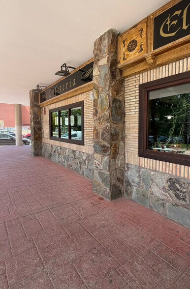 Immeuble residentiel dans Alcalá de Henares, Madrid à vendre - Photo du bâtiment - Image 2 de 7