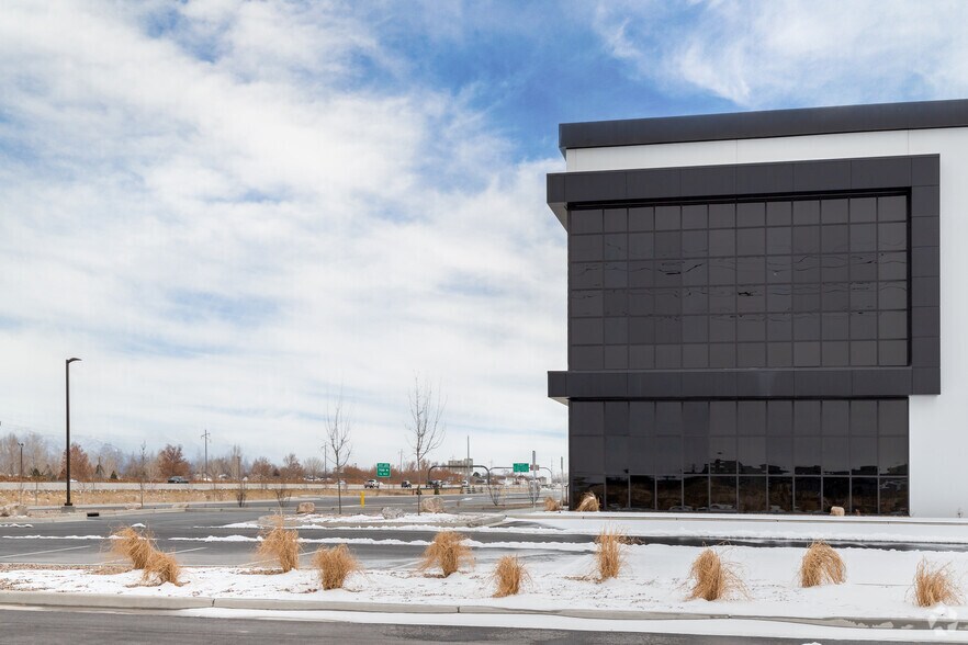 1250 N Flyer Way, Salt Lake City, UT à louer - Photo du bâtiment - Image 2 de 6