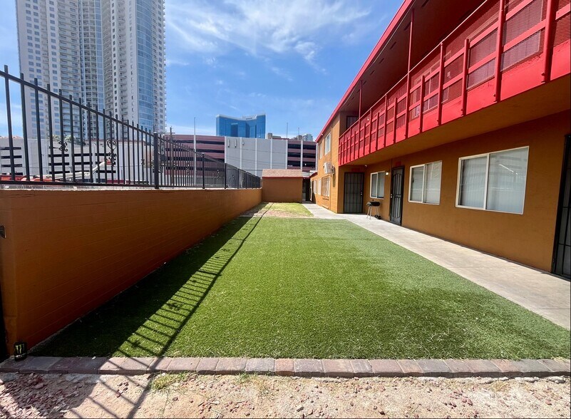 239 W Cleveland Ave, Las Vegas, NV à vendre - Photo du bâtiment - Image 2 de 74