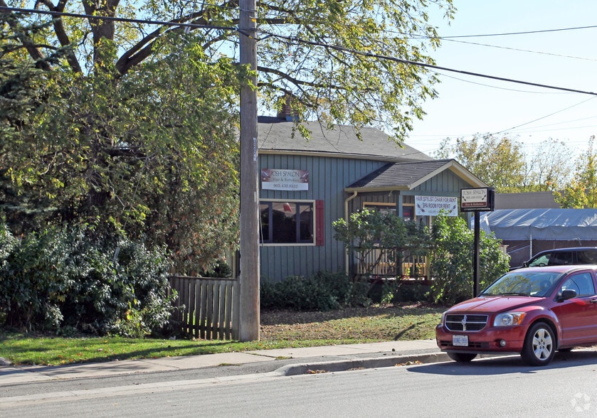 119 Ash St, Whitby, ON à louer - Photo du bâtiment - Image 2 de 3