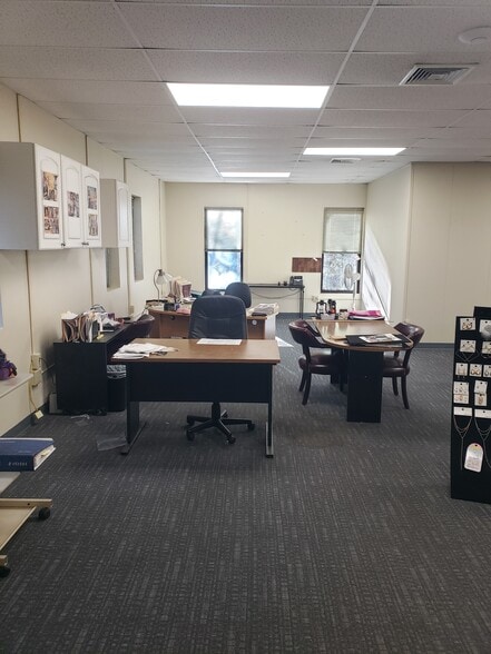 37 Lark Industrial Pky, Greenville, RI for lease - Building Photo - Image 3 of 17