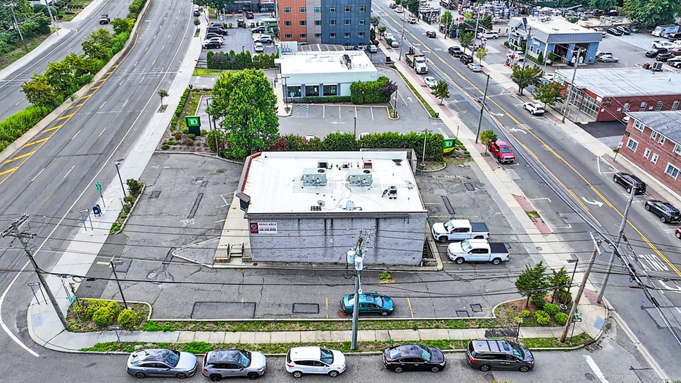 24 Broadhollow Rd, Melville, NY for lease - Building Photo - Image 3 of 8