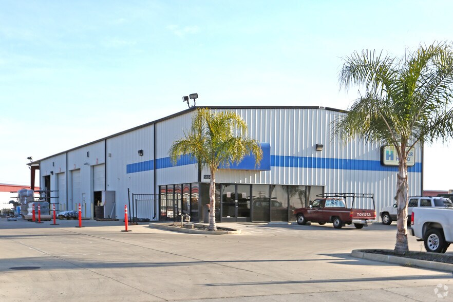 Three Crowns Industrial Park portefeuille de 2 propriétés à vendre sur LoopNet.ca - Photo du bâtiment - Image 3 de 15
