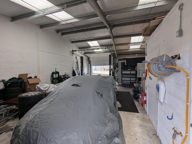 Unit 19, Hurstfold Industrial Estate, Fernhurst, Fernhurst à louer - Photo du bâtiment - Image 3 de 4