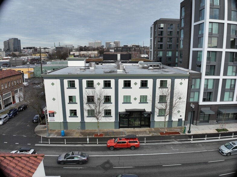 819 SE Morrison St, Portland, OR for lease - Matterport Community - Image 3 of 15