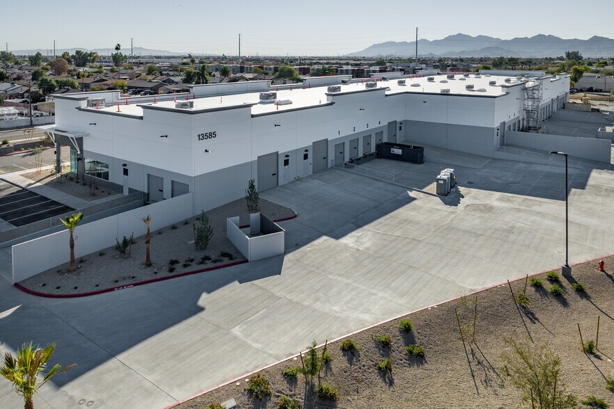 13550 W Auto Dr, Goodyear, AZ à louer - Photo du bâtiment - Image 3 de 29