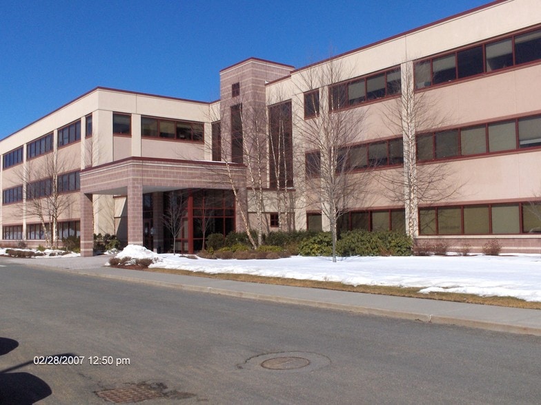 16 Yankee Candle Way, South Deerfield, MA à vendre - Photo du bâtiment - Image 3 de 17