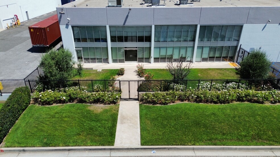 575 W Manville St, Compton, CA for lease - Building Photo - Image 2 of 6