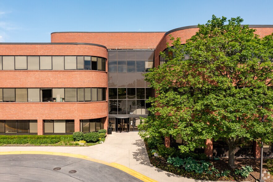 2525 Cabot Dr, Lisle, IL à louer - Photo du bâtiment - Image 2 de 5