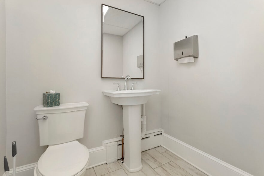 1000 Oakwood St, Fredericksburg, VA for lease - Interior Photo - Image 3 of 9