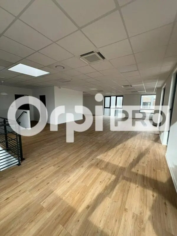Flex in Chanteloup-en-Brie for lease Interior Photo- Image 1 of 6