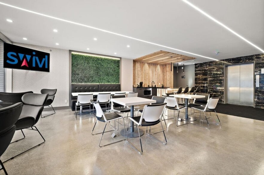 4950 Ch Queen-Mary, Montréal, QC for lease - Primary Photo - Image 1 of 6