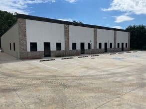 4738 Commons Dr, Denver, NC à louer Photo du bâtiment- Image 2 de 13