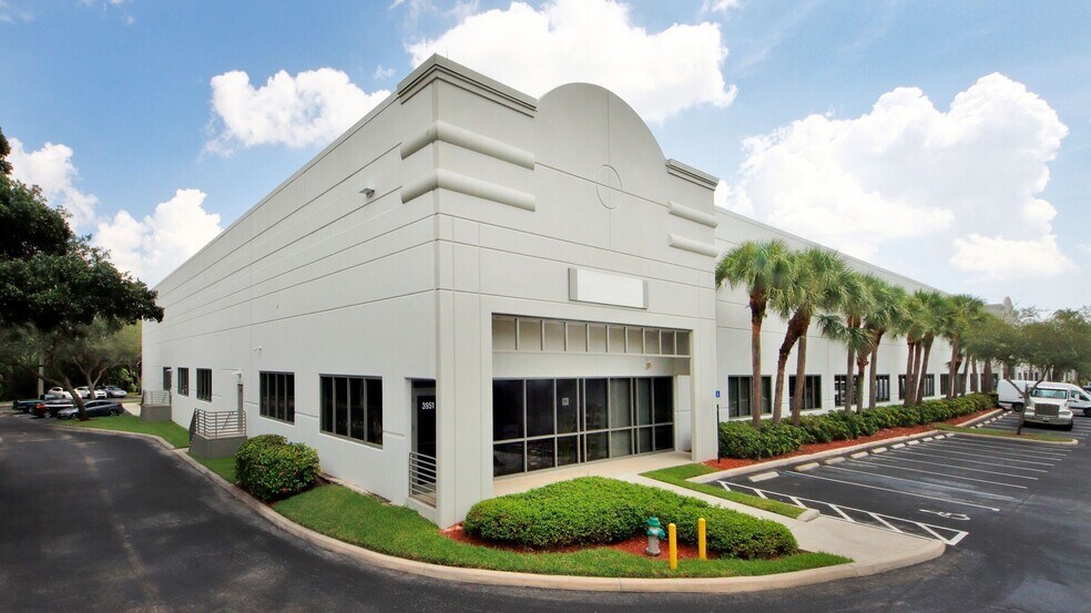 3801-3899 SW 30th Ave, Fort Lauderdale, FL à louer - Photo du bâtiment - Image 3 de 3